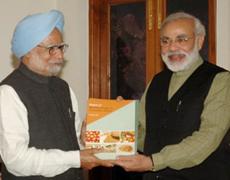 Narendra Modi presenting the report to Prime Minister Manmohan Singh